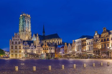 Mechelen, Belçika - 02 Mayıs 2017: Mekke 'de Grote Markt gün batımında.