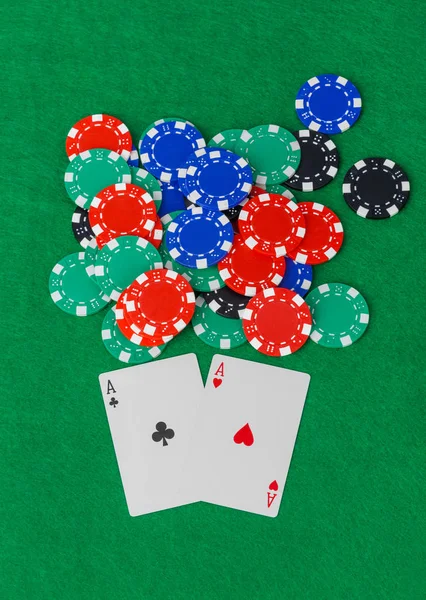 Casino Chips Speelkaarten Groene Tafel Gokachtergrond — Stockfoto