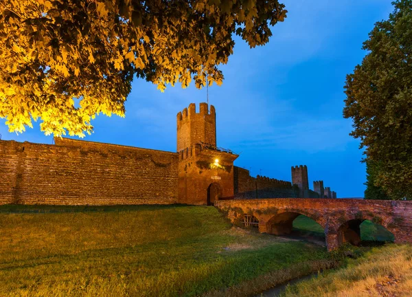 意大利的蒙塔格纳纳中世纪城镇 建筑背景 — 图库照片