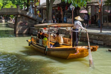 Şangay, Çin - 23 Mayıs 2018: Zhujiajiao su kasabasında tekne gezisi