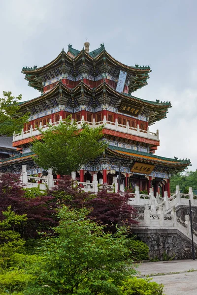 Buddhistiskt tempel på Tianmenshan naturpark - Zhangjiajie Kina — Stockfoto
