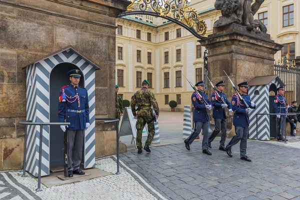 Praha Tsekin tasavalta - 19 Lokakuu 2017: Vartijoiden vaihtaminen presidentin palatsissa Prahan linnassa — kuvapankkivalokuva