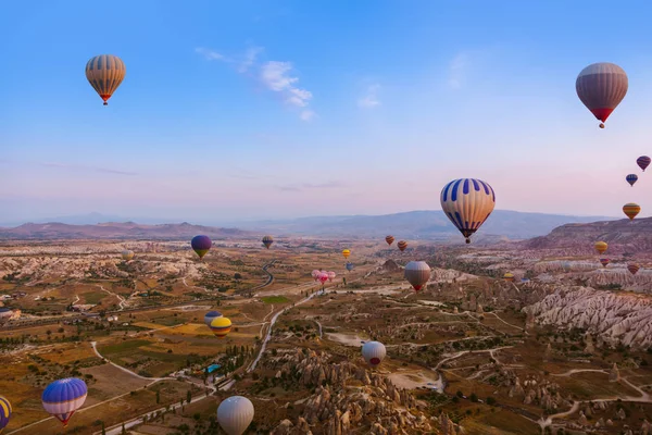 カッパドキア トルコの上を飛んで、熱気球 — ストック写真