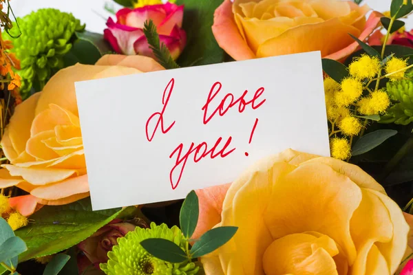 Ramo de rosas y tarjeta de felicitación —  Fotos de Stock