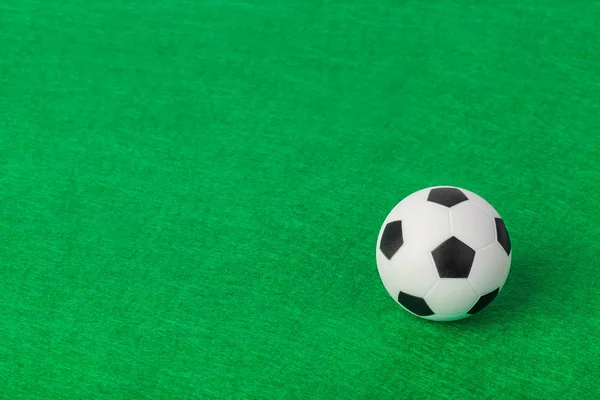 Pallone da calcio sul campo di calcio — Foto Stock