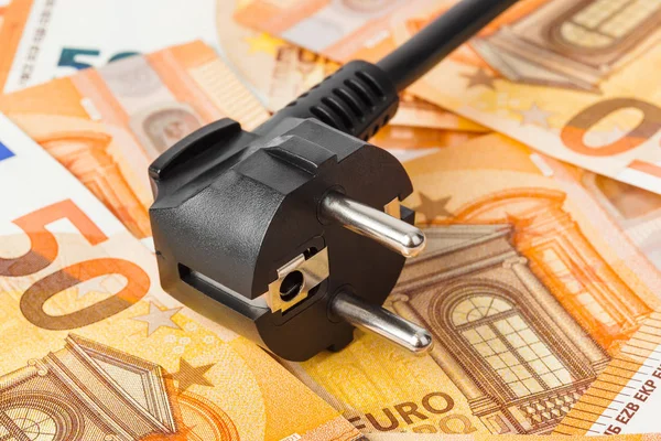Електричний плагін на гроші євро — стокове фото