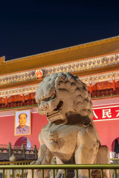 Beijing, China - mei 13, 2018: Mao Tse Tung Tiananmen Gate in Gugong verboden stadspaleis. Chinese gezegden op poort zijn "lang leve volkeren Republiek China en lang leve eenheid van volkeren" — Stockfoto