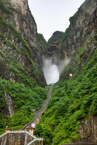 中国张家界- 2018年5月25日：天门山自然公园天门洞附近的游客 — 图库照片