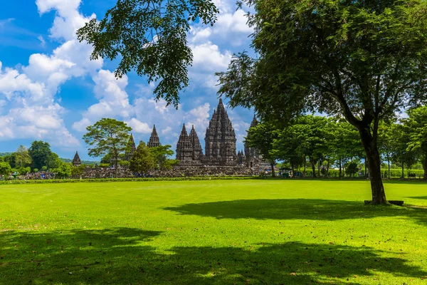 Templo de Prambanan perto de Yogyakarta na ilha de Java - Indonésia — Fotografia de Stock