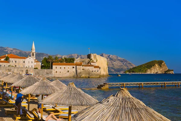 Playa y casco antiguo de Budva Montenegro — Foto de Stock