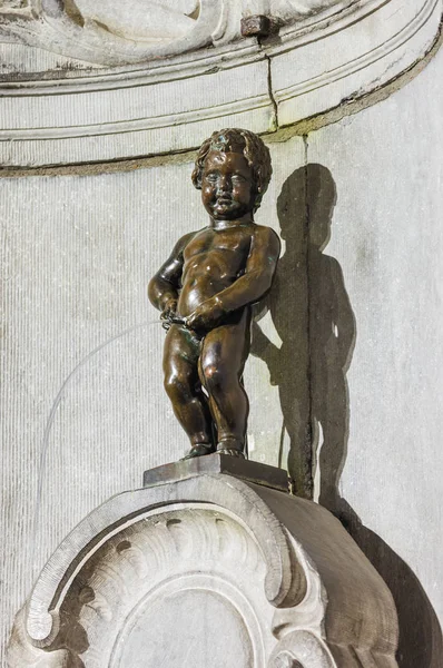 Estatua de niño orinando (Manneken Pis) en Bruselas Bélgica — Foto de Stock