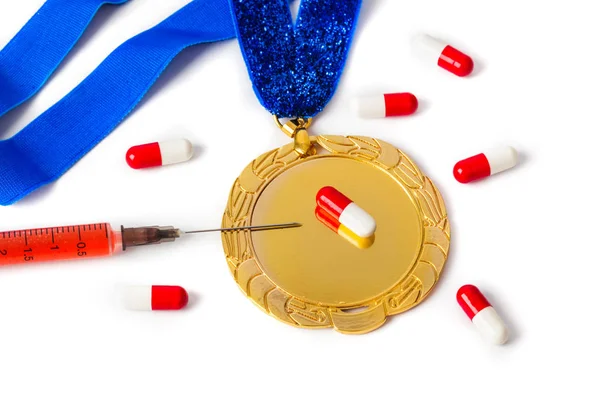 Goldmedaille mit Spritze und Pillen — Stockfoto