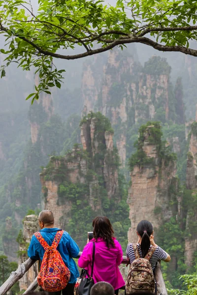 Turystów w Tianzi Avatar góry parku przyrody - Wulingyuan Chiny — Zdjęcie stockowe