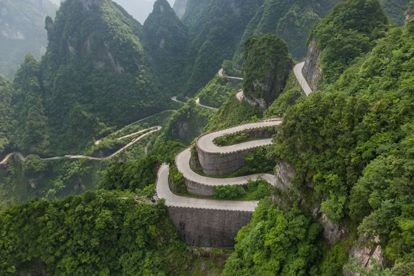 Dağlar yol Tianmenshan doğa parkı - Çin — Stok fotoğraf