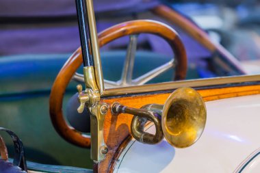 Eski model araba - teknolojik altyapı