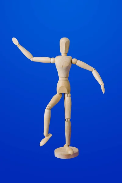 Figura de juguete de madera bailando en azul — Foto de Stock