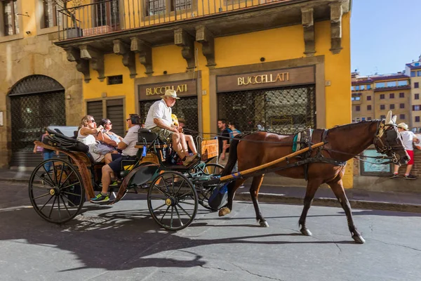 FLORENCE ITALY - AUGUST 14, 2016: Horse carriage in old town on Ausust 14, 2016 in Florence Italy — Stock Photo, Image