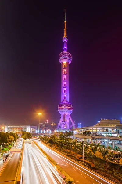Shanghai, China-23 mei, 2018: een nacht uitzicht op de TV-toren Oriental Pearl in Shanghai, China — Stockfoto