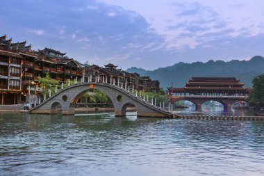Antik kenti Fenghuang Hunan Çin gün batımında