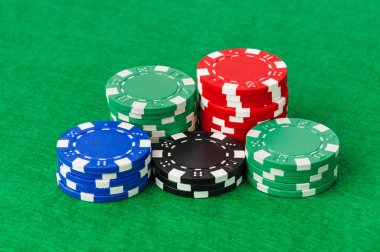 Yeşil tablo üzerinde Casino fişi