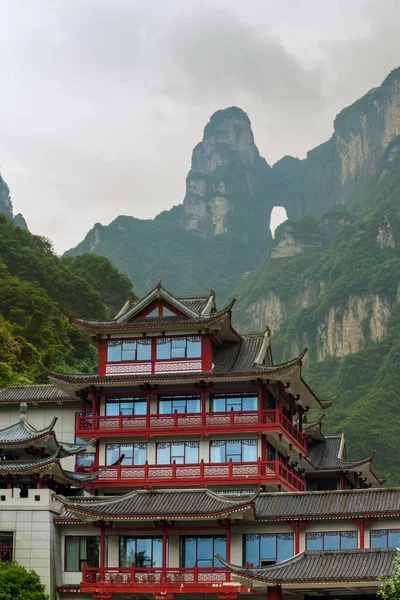 Cafe och Tianmen Cave i Tianmenshan Nature Park-Zhangjiajie Kina — Stockfoto