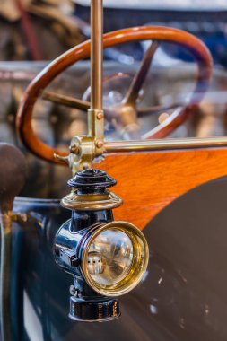 Eski model araba - teknolojik altyapı