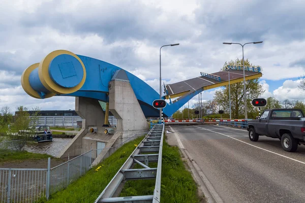 Puente levadizo famoso en Leeuwarden Países Bajos — Foto de Stock