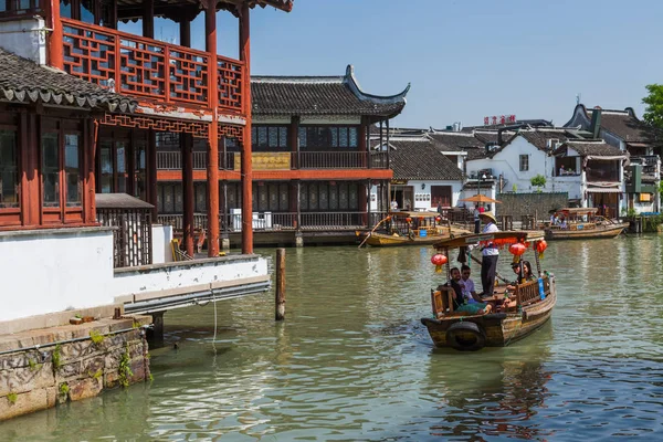 Shanghai, China - 23. Mai 2018: Bootsfahrt auf dem Kanal in der Wasserstadt Zhujiajiao — Stockfoto