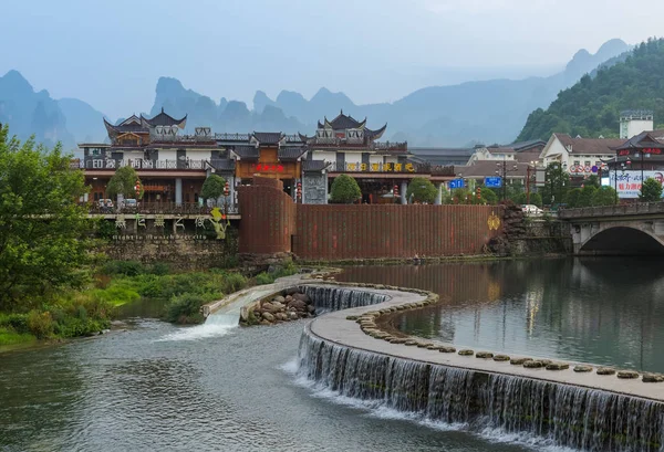 Wulingyuan, Cina - 27 maggio 2018: Ponte di pietre a Wulingyuan - Parco naturale delle montagne Tianzi Avatar — Foto Stock