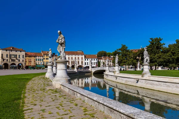 Canal con estatuas en prato della Valle en Padova Italia — Foto de Stock