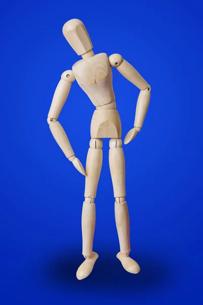 Dětská fitness dřevěná figurka na modré — Stock fotografie