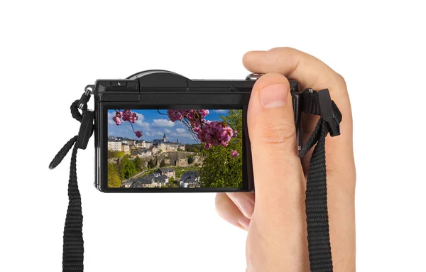 Hand mit Kamera und luxemburgischem Stadtbild (mein Foto) — Stockfoto