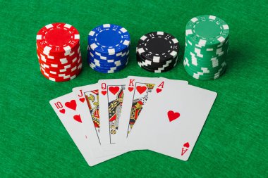 Casino fişi ve iskambil yeşil masada