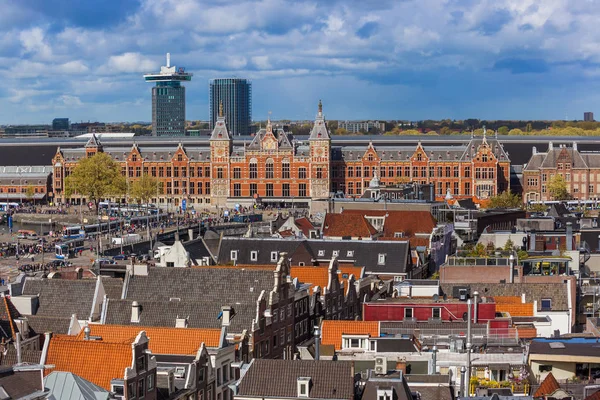 Amsterdam Nederländerna - 25 April 2017: Centrala distrikt 25 April 2017 i Amsterdam Nederländerna — Stockfoto