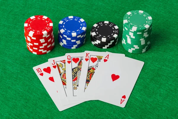 Casino zseton és a kártyázás, a zöld asztalnál — Stock Fotó