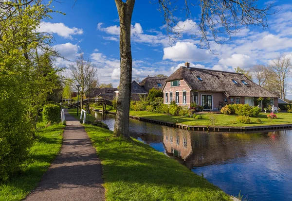 Aldeia holandesa típica Giethoorn nos Países Baixos — Fotografia de Stock