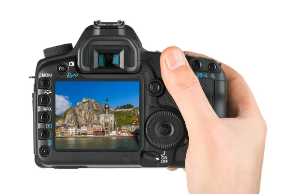 Ruka s fotoaparátem a vesnicí Dinant v Belgii (moje fotka) — Stock fotografie