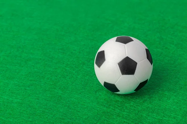 Pallone da calcio sul campo di calcio — Foto Stock