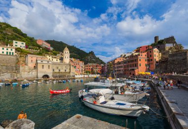 Vernazza, İtalya - 17 Ağustos 2016: Turist yürüyüş Vernazza Vernazza İtalya Cinque Terre üzerinde 17 Ağustos 2016 yılında tarafından.