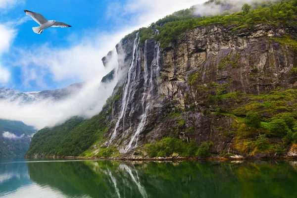 Vattenfall i geiranger fjorden Norge — Stockfoto