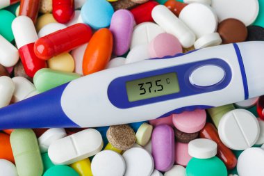 İlaçlar ve elektronik termometre (37.5 derece) - Tıbbi gerileme