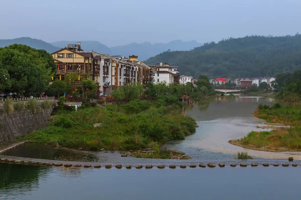 Pont de pierres à Wulingyuan Tianzi Avatar montagnes parc naturel Chine — Photo