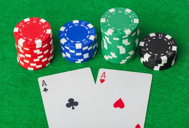 Casino fişi ve iskambil yeşil masada
