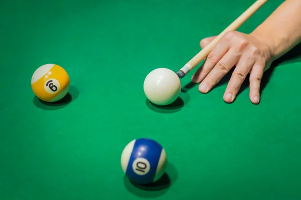 Bolas de billar en la mesa verde de la piscina —  Fotos de Stock