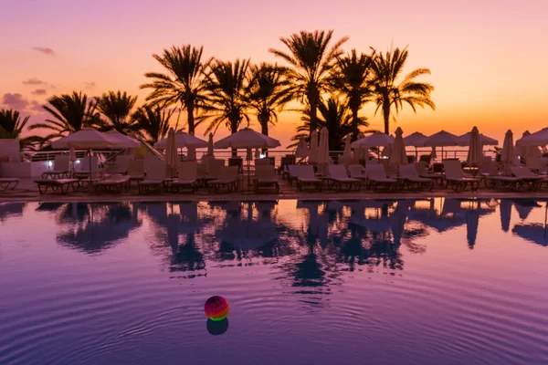 Piscina na ilha de Chipre ao pôr do sol — Fotografia de Stock