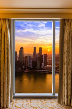 Otel odası ve Singapur görünümü