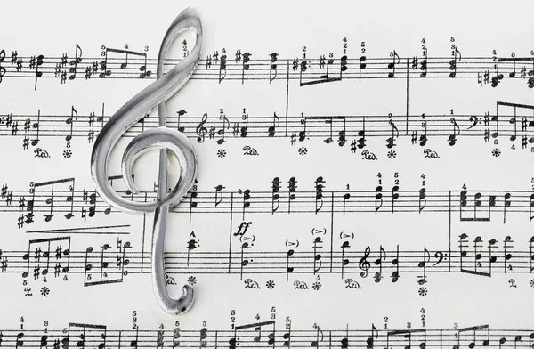 Chiave di violino sullo spartito musicale - sfondo musicale — Foto Stock