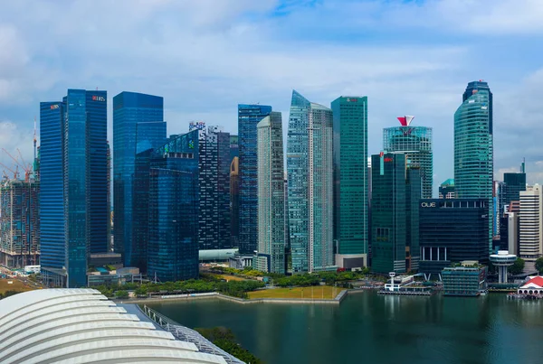 SINGAPORE - KWIECIEŃ 15: Singapur i Marina Bay 15 kwietnia 2016 w Singapurze — Zdjęcie stockowe