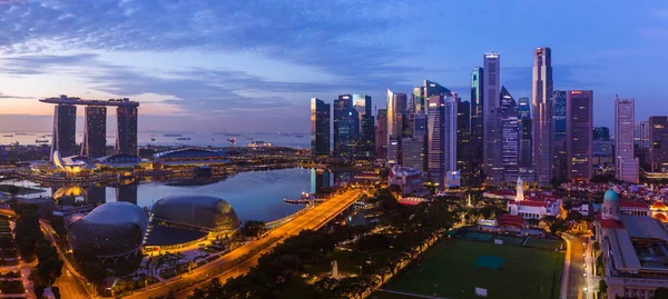 CINGAPURA - 16 de abril: skyline da cidade de Singapura e Marina Bay em 16 de abril de 2016 em Singapura — Fotografia de Stock