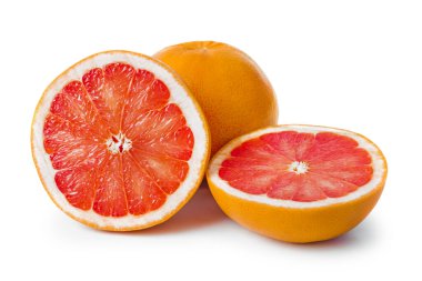 Olgun greyfurtlar beyaz arkaplanda izole edilmiş.